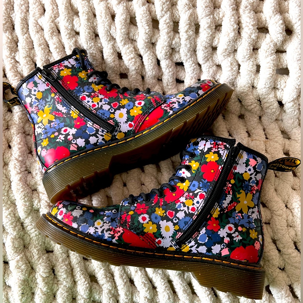 YOUTH (US SIZE 4) 1460 FLORAL PRINT LEATHER BOOTS slightly used